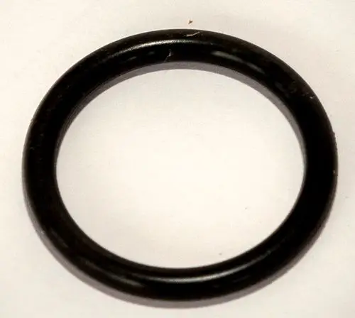 Schwarzer O-Ring auf weißem Hintergrund, vermutlich für eine Dichtung. Möglicher Einsatz in Daikin Produkten, beispielsweise für Sensorrohre.